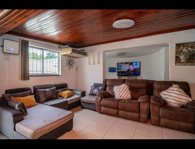 4 BEDROOM HOUSE FOR SALE IN RESERVOIR HILLS